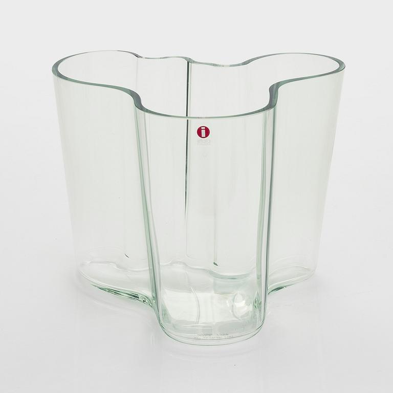 Alvar Aalto, A '3030' vase signed, Alvar Aalto 100 Iittala 1998.