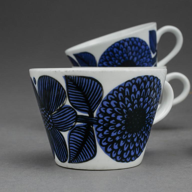 KAFFEKOPPAR MED FAT, 6 st, benporslin, "Blå Aster", Stig Lindberg, Gustavsberg, 1970-tal.