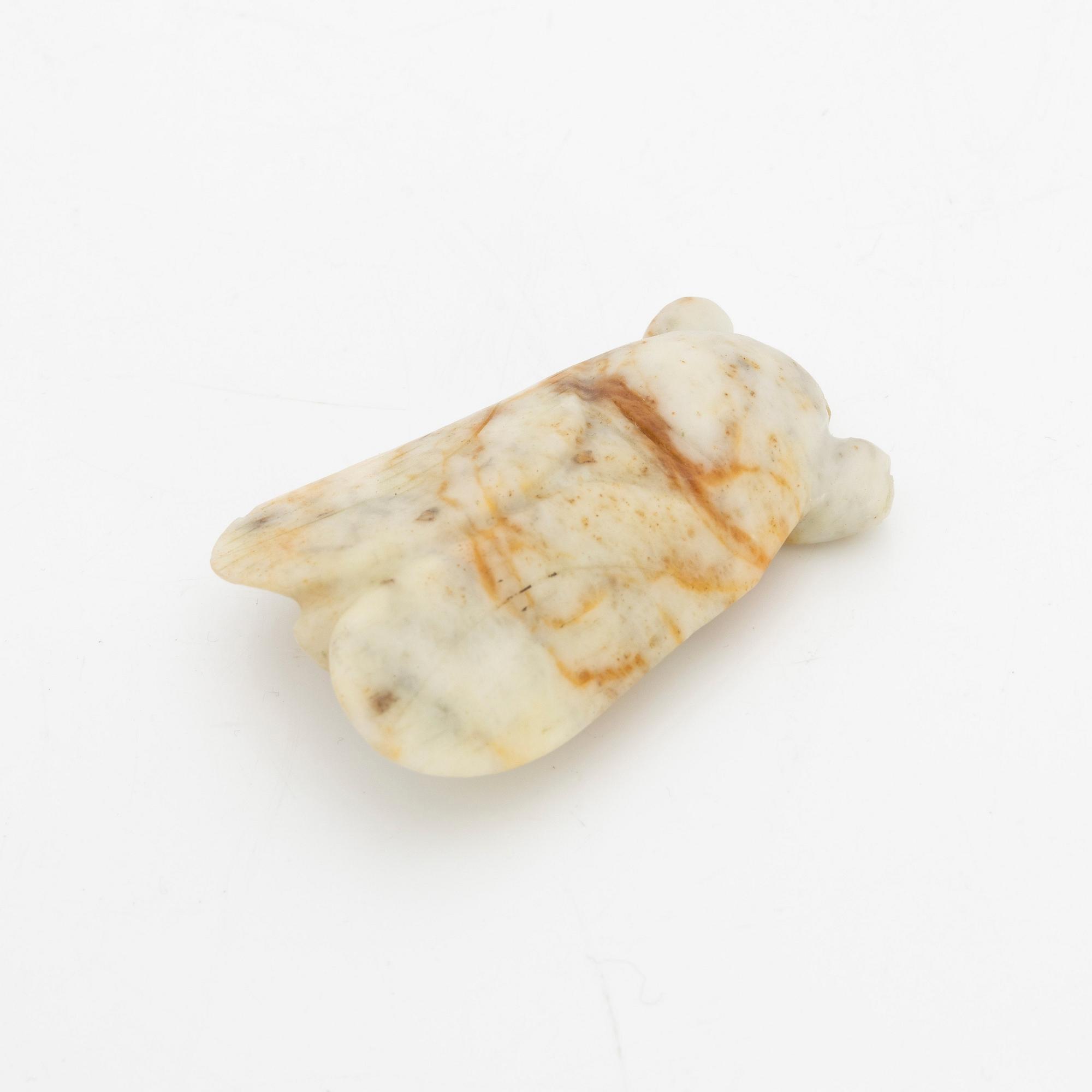 Amuletter, tre stycken, nefrit, Kina.