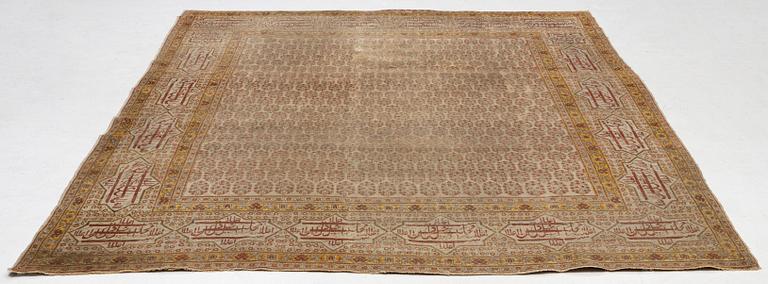 Matta, antik Täbris, nordvästa Persien , ca 372 x 280 cm.