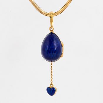 FABERGÉ-ÄGG, 18K guld med blå emalj och runda briljantslipade diamanter, med kedja, med etui.