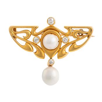 541. A brooch in 14K gold with pearls and old-cut diamonds.