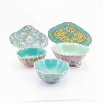 A set of five Chinese porcelain bowls and plates 19th/20th century.