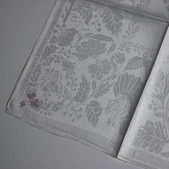 SERVETTER, 24 st. Linnedamast. Sverige 1800-talets förra hälft. Ca 86,5 x 79 cm vardera.