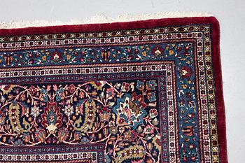 Matta antik Meshed, signerad Amoghli, ca 526,5 x 356 cm.