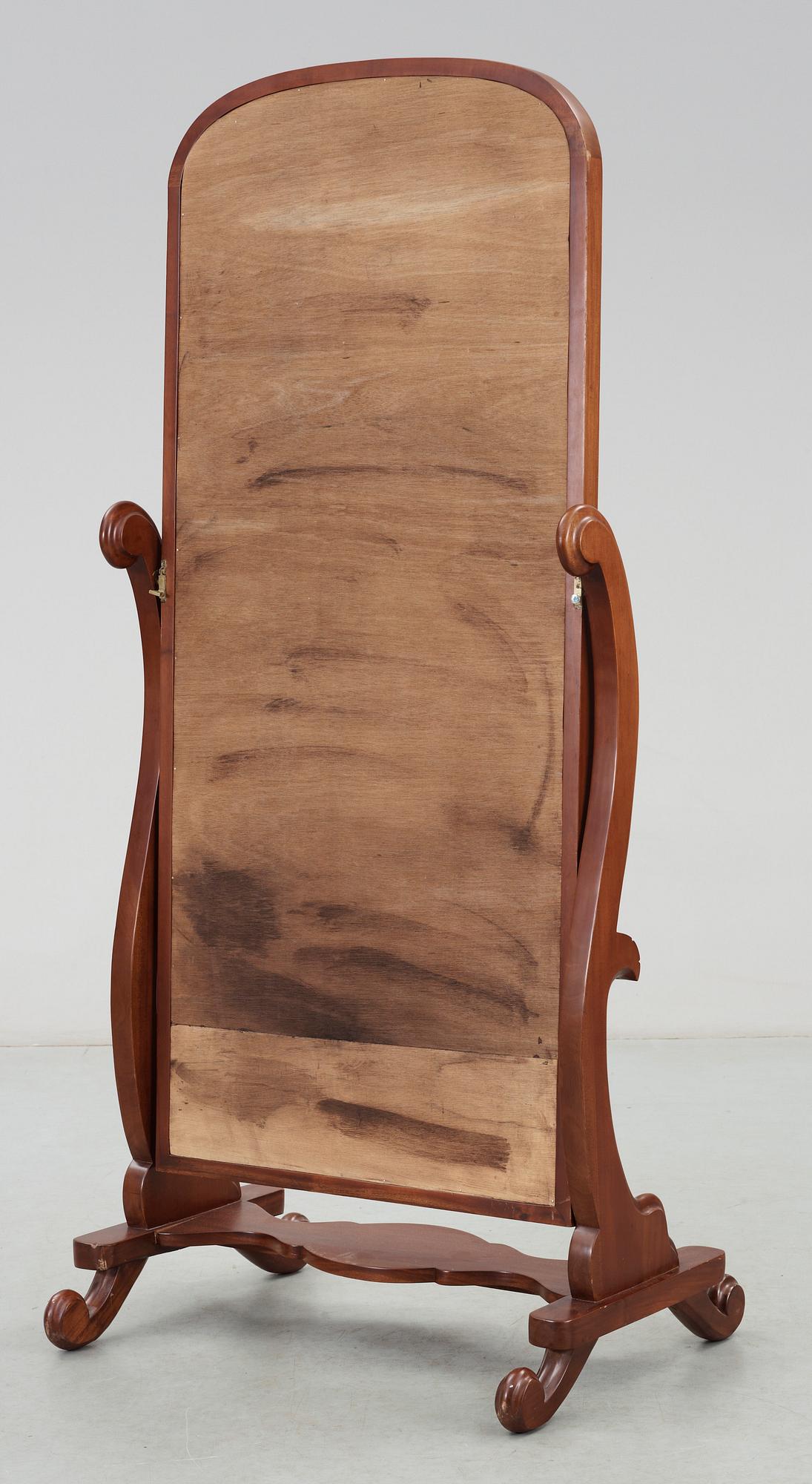 GOLVSPEGEL, rokokostil, 1900-talets första hälft.