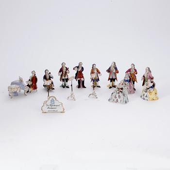 FIGURGRUPP. 14 delar. Porslin. Rudolstadt Volkstedt, 1900-tal.