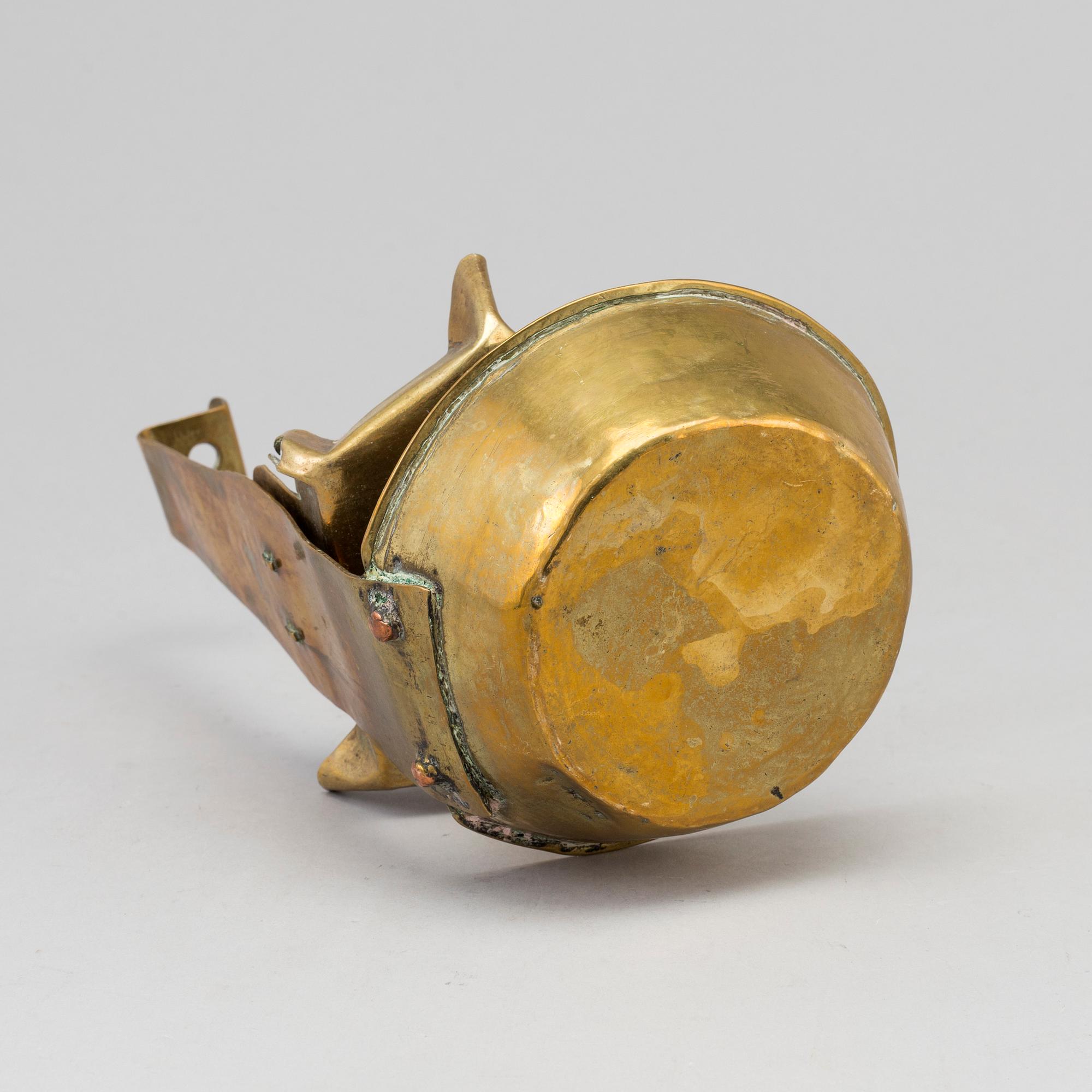 AN 18TH CENTURY BRASS OIL LAMP.