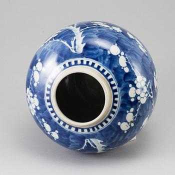 A large blue and white jar, Qing dynasty, 19th Century.