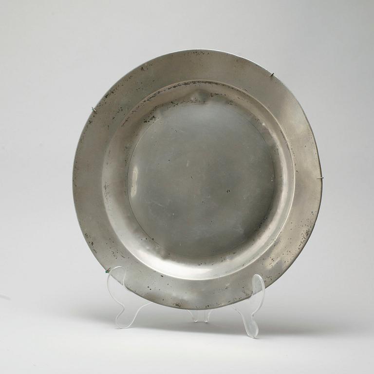 Three pewter plates, 18th/19th century.