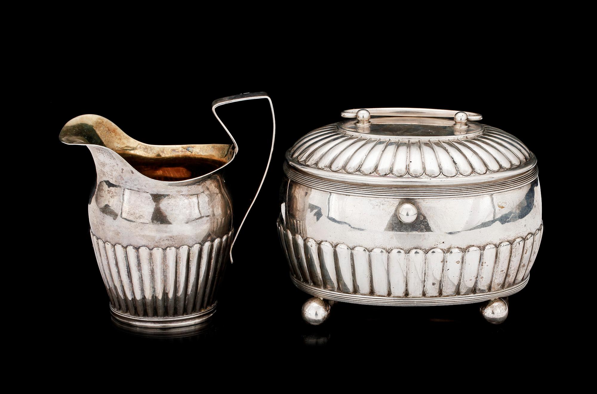 SOCKERSKRIN SAMT GRÄDDKANNA, silver, bla Möllenborg, 1901 resp 1830. Totalvikt ca 470 gram.
