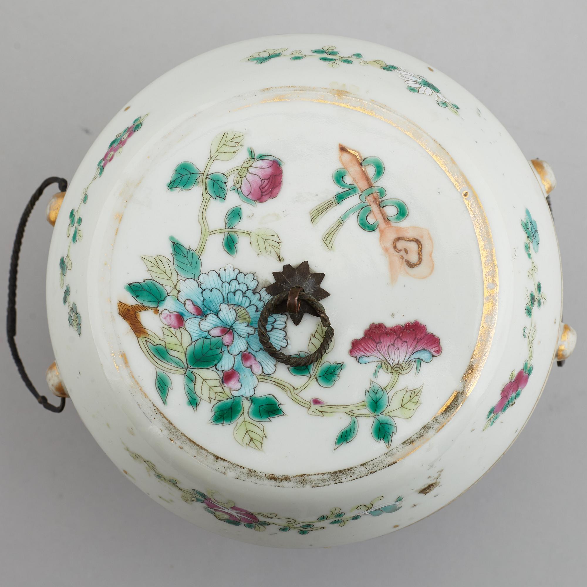 A famille rose jar with cover, late Qing dynasty, circa 1900.