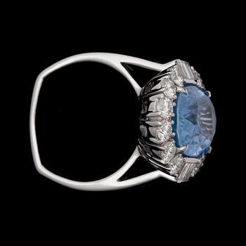 An untreated sapphire ring 6.70 cts. framed with brilliant cut diamonds tot. 1.40 ct.