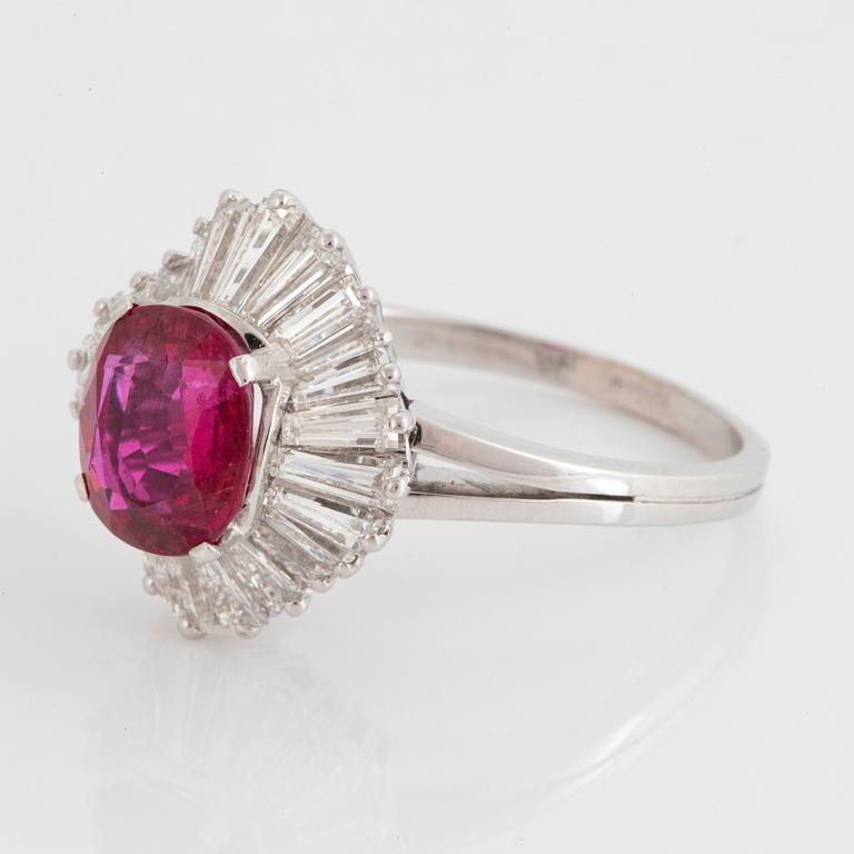 Ring 18K vitguld med en cushionformad fasettslipad rubin 2.52 ct enligt medföljande Gübelincertifikat.