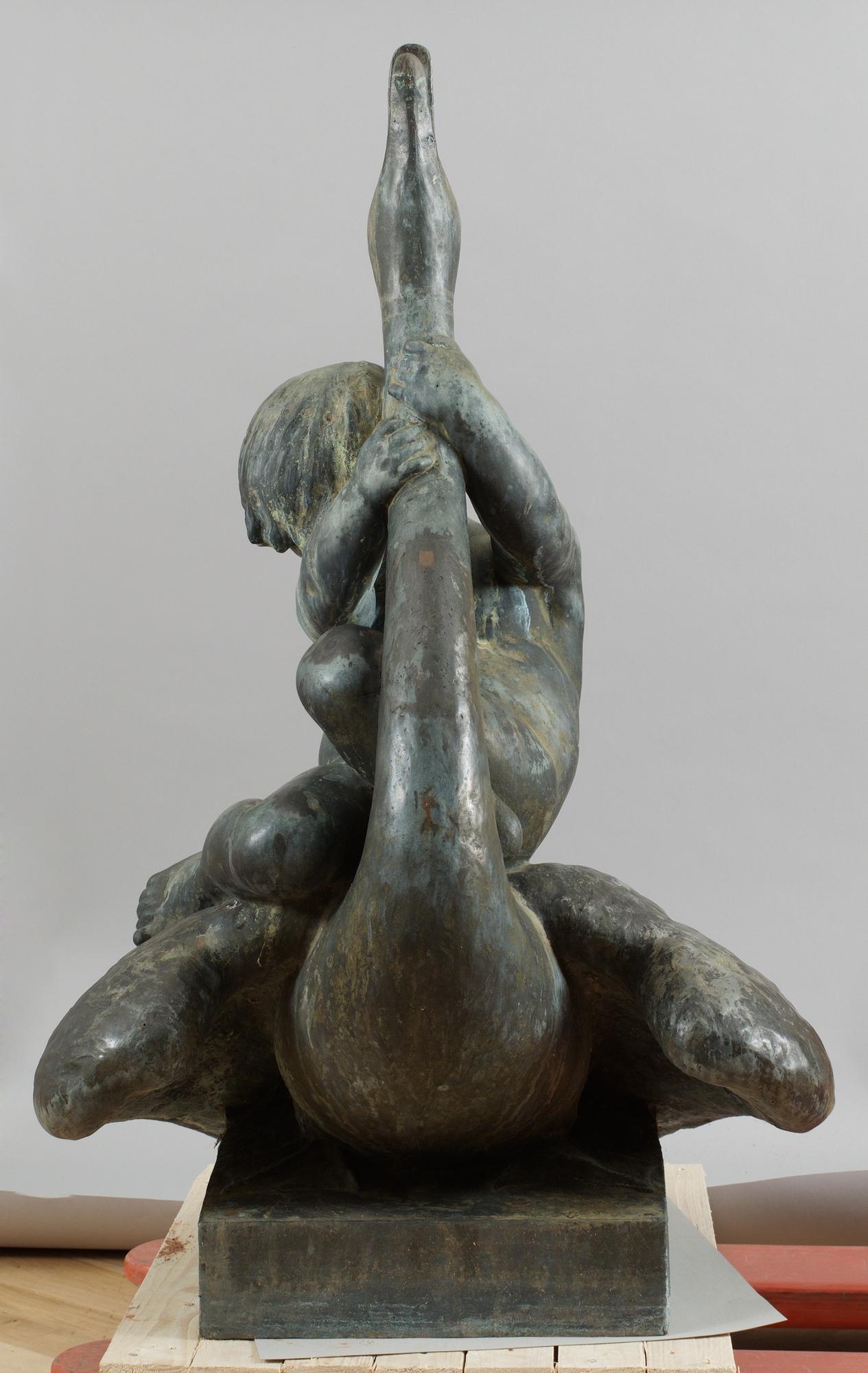 Theodor Lundberg, "Gosse lekande med svan" (Young boy playing with swan).