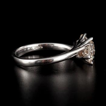 RING, vitguld 14K, 3 briljantslipade diamanter tot. 1,75 ct. Vikt 4,3 g. Intyg.