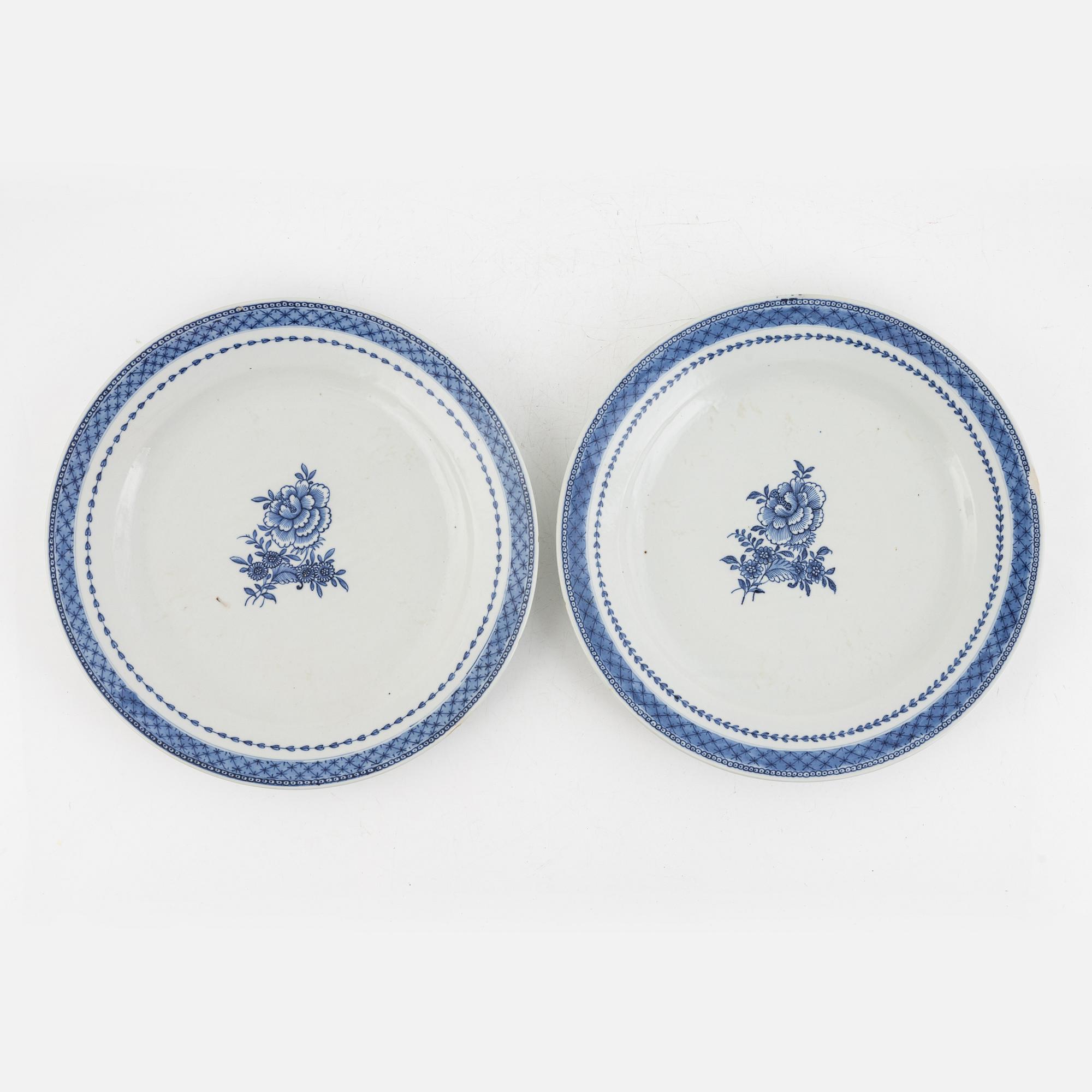 A pair of Chinese export blue and white porcelain dishes, Qing dynasty, Jiaqing (1796-1820).