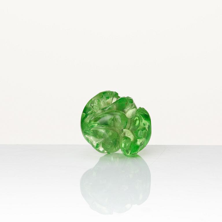 A green sculptured bead, Qing dynasty.