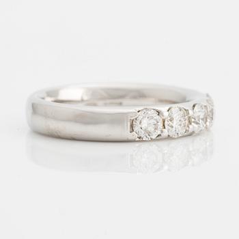 Half-eternity ring with brilliant-cut diamonds.