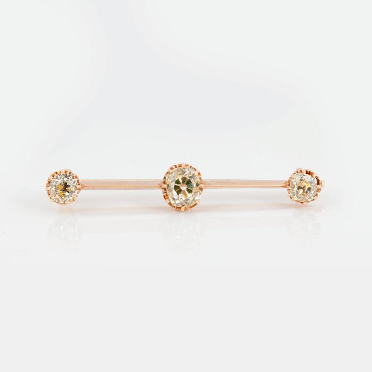 BROSCH med tre gammalslipade diamanter.