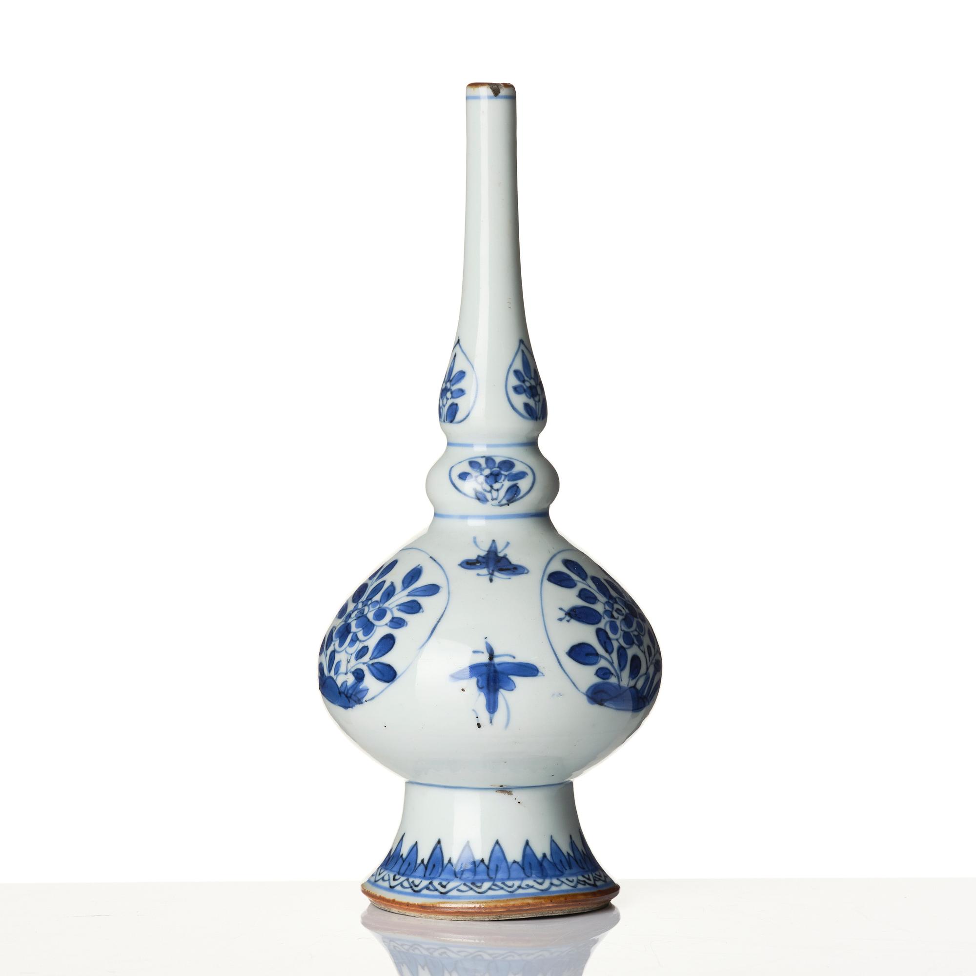 A Chinese blue and white porcelain water sprinkler, Qing dynasty, 18th century.