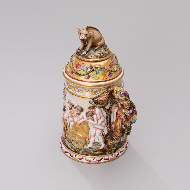 A MUG WITH LID. Capo di Monte. 1900s first half.
