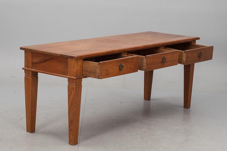 SIDEBOARD, 1900-talets andra hälft. Kolonialstil.