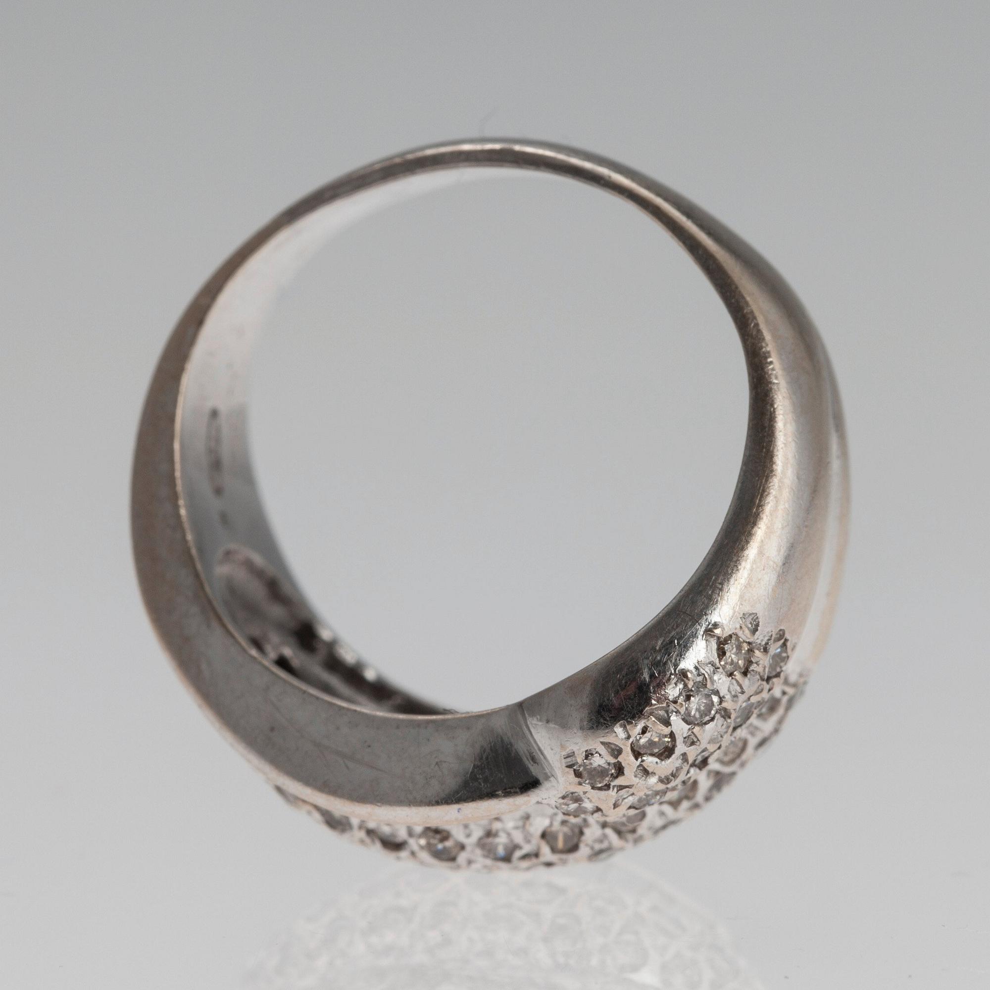 RING, 18K vitguld. Briljant- och baguetteslipade diamanter ca 1,40 ct. Storlek 16+. Vikt 8,4 g.