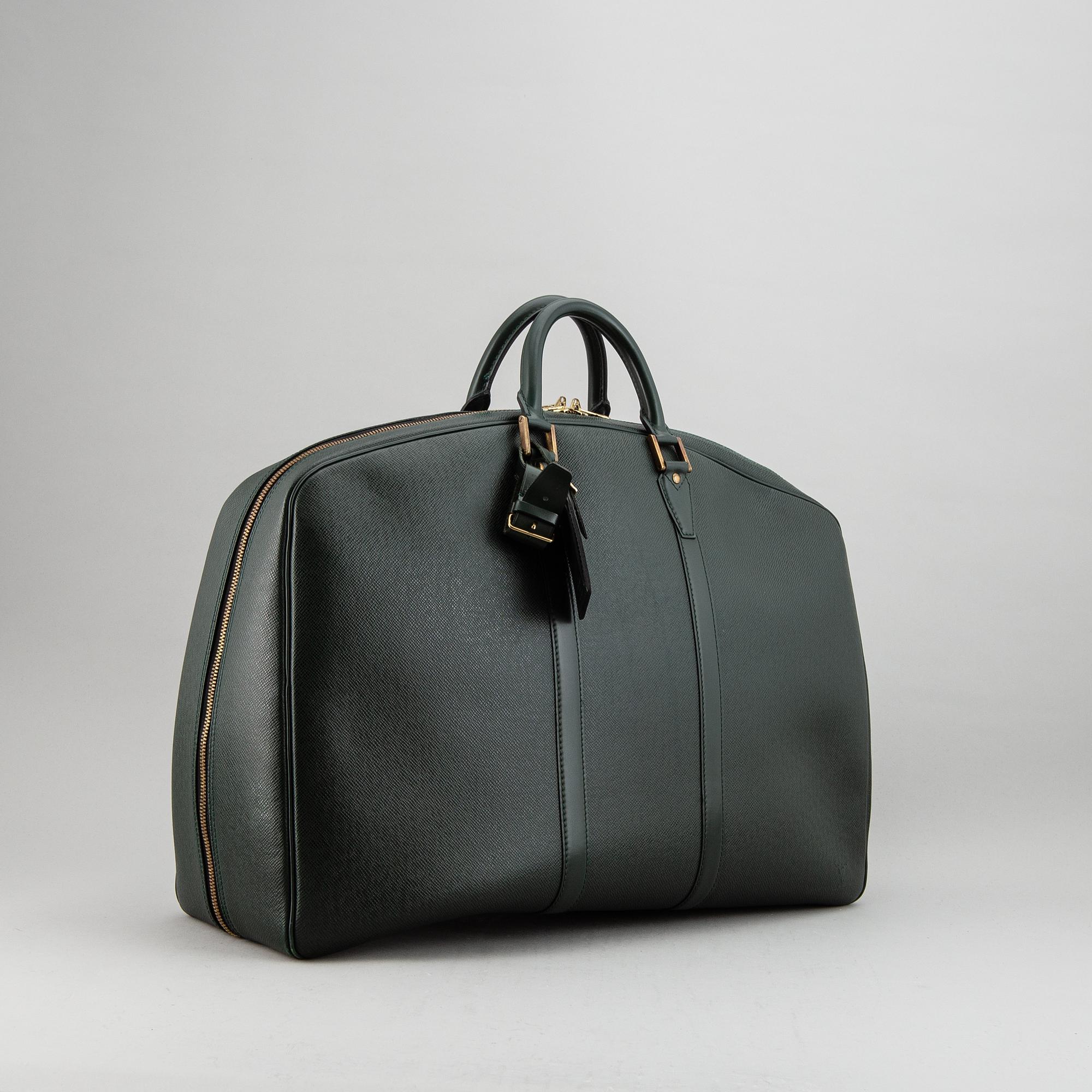 LOUIS VUITTON, 'Helanga' weekendbag with garment cover.