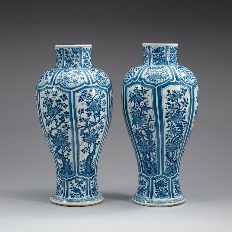 A pair of blue and white vases, Qing dynasty, Kangxi (1662-1722).