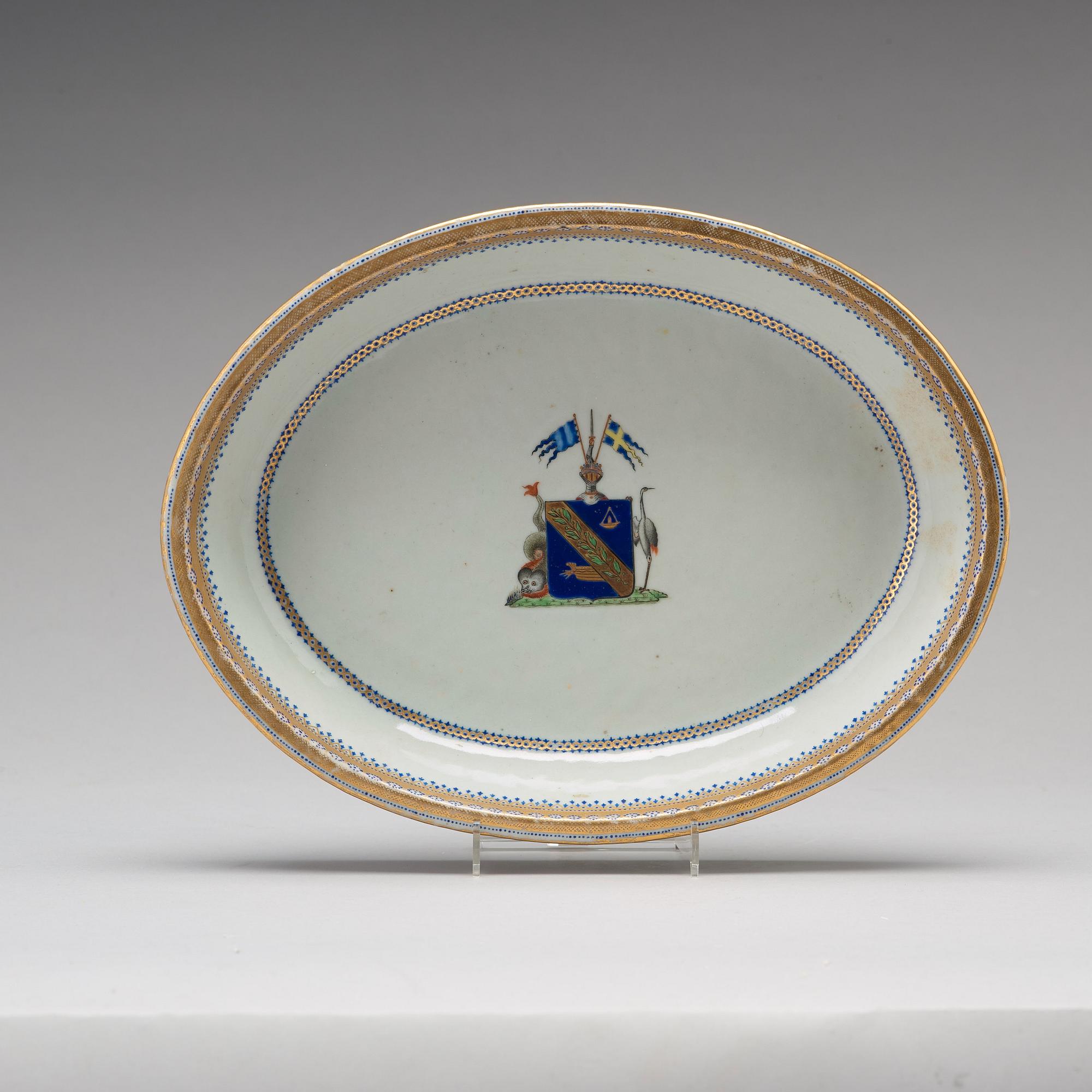 SKÅLFAT samt EQUELLE med LOCK, vapenporslin, Qingdynastin, Jiaqing 1796-1820.
