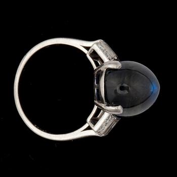 RING med obehandlad cabochonslipad safir, 12.88 ct, samt diamanter totalt ca 0.30 ct.