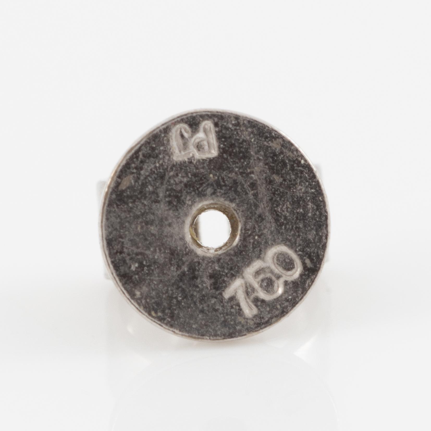 Ett par örhängen 18K vitguld med odlade pärlor och runda briljantslipade diamanter.