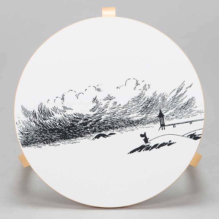 Alvar Aalto, Lastenkaluste, 3 osaa,  pöytä ja jakkaroita 3 kpl, yhteistyö Moomin Characters 2013.