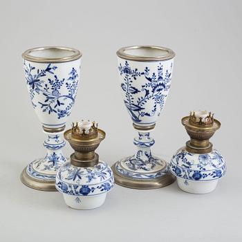 BORDSLAMPOR, ett par, porslin, möjligen Dresden, 1900-talets början.