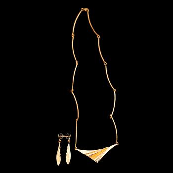 COLLIER samt ÖRHÄNGEN, 1 par, 18 k, Riitta Hakala, Tammi, Finland. Vikt ca 12 g.