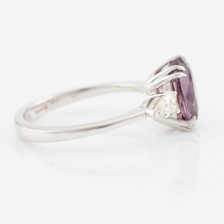 Ring in 18K gold with a pink faceted sapphire and round brilliant-cut diamonds.