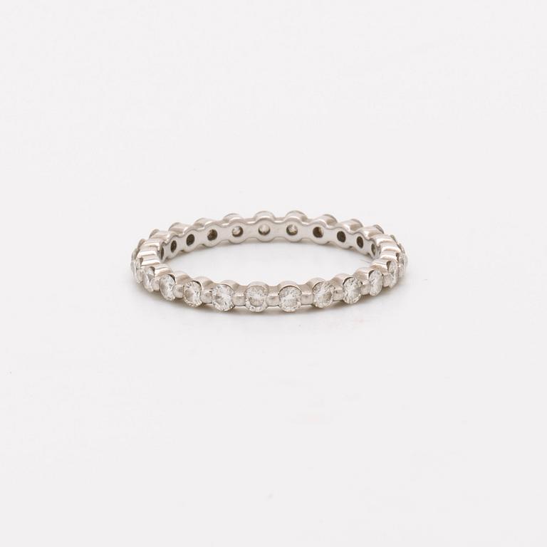 Full eternity band, platinum, 25 brilliant-cut diamonds 0.98 ct F-G VS1-2, James Allen ref 235044.