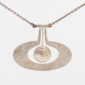 Tapio Wirkkala, a sterling silver 'Pear' pendant with chain. Kultakeskus, Hämeenlinna 1975.
