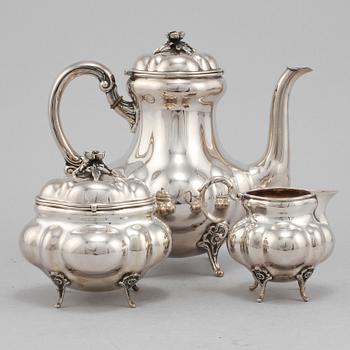 KAFFESERVIS, 3 delar, silver, rokokostil, bär imporstämplar samt Nilsson Nils Hugo, Malmö,1945. Vikt 865 g.