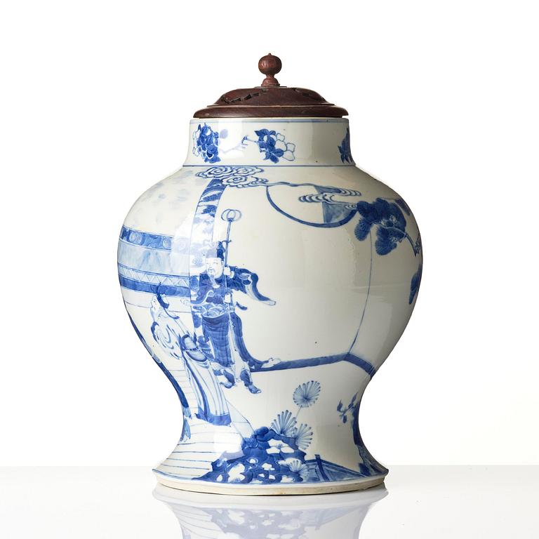A blue and white vase, Qing dynasty, 19th century.