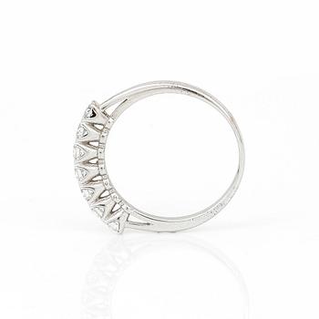 RING, 18K guld med briljantslipade diamanter, tot ca 0,50 ct. Total vikt ca 2,84 g.