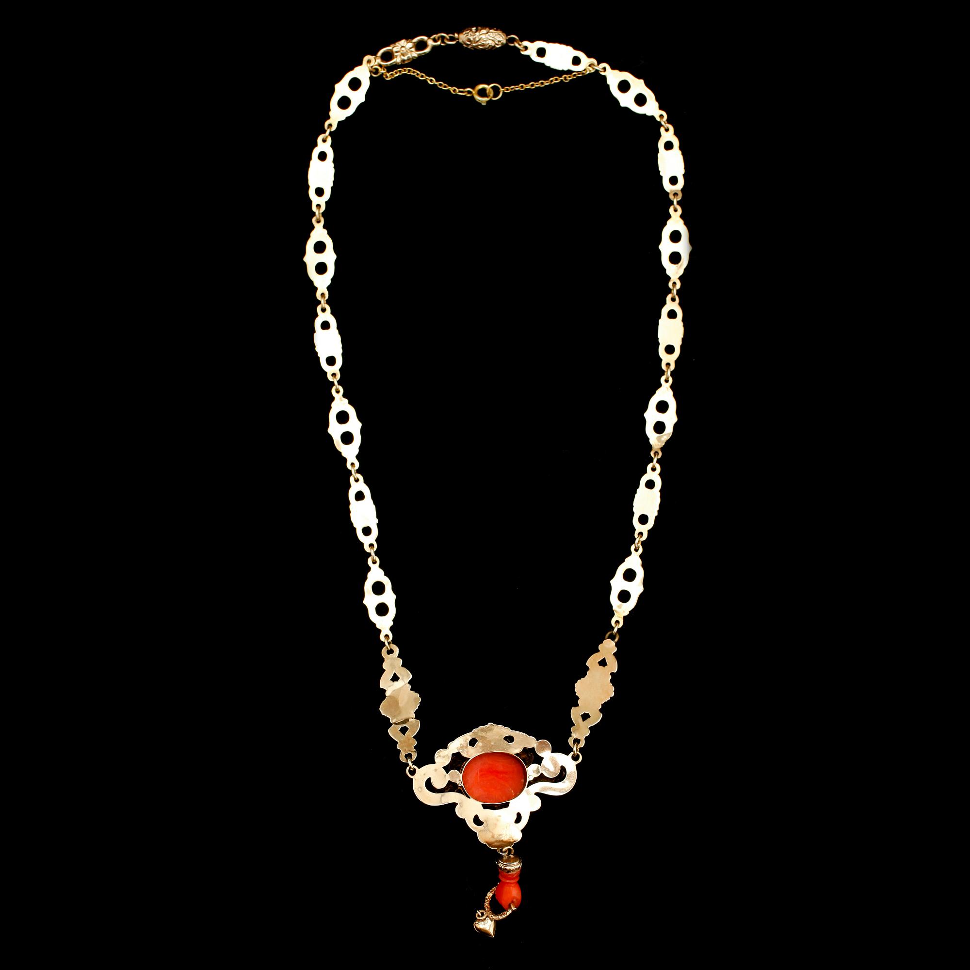 COLLIER, 18 k guld och koraller, sent 1800-tal.  Vikt med koraller ca 12 g.