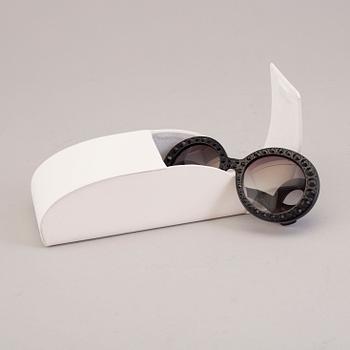 SOLGLASÖGON, Prada.