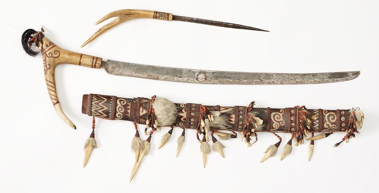 HUVUDJÄGARSVÄRD med KNIV. Borneo. Sent 1800-tal.