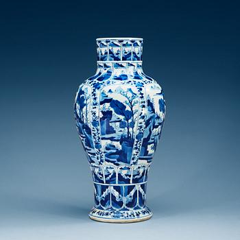 1559. A large blue and white vase, Qing dynasty, Kangxi (1662-1722).