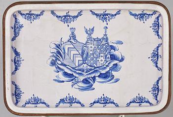Tebord, med alliansvapen för Silversparre och von Otter, Rörstrand, 1700-talets senare del.