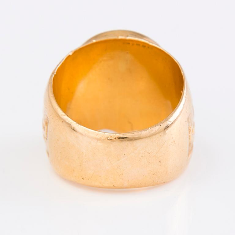 A 18K gold ring with a horseshoe and horse, Finland 1970.
