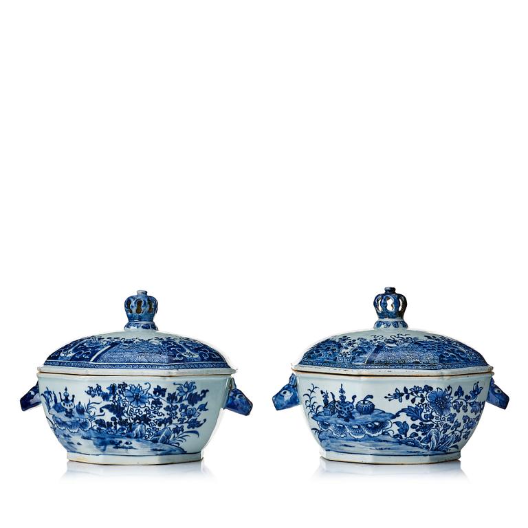 A pair of blue and white tureens, Qing dynasty, Qianlong (1736-95).