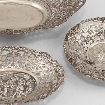 SKÅLFAT, 3 st, silver, utländska stämplar, 1900-talets första hälft. Vikt 555 g.